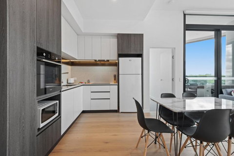 Generous 2-Bed Apartment With Great Amenities - South Australia Travel 1
