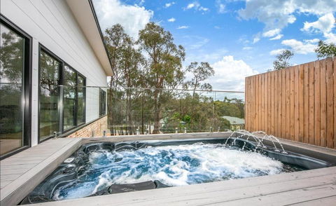 Glamour In Gisborne - With Spa! - South Australia Travel 0