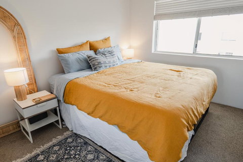 HEART OF BURLEIGH Holiday Villa - Perfect Location With Pools - South Australia Travel 3