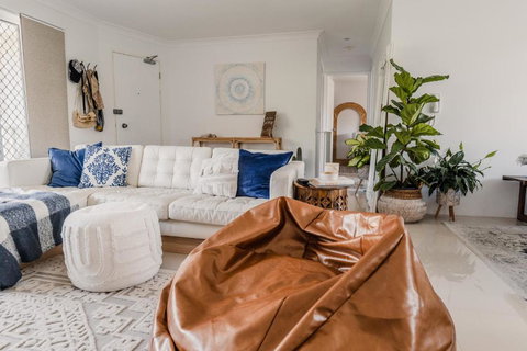 HEART OF BURLEIGH Holiday Villa - Perfect Location With Pools - South Australia Travel 2