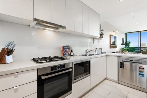 Impeccably Chic 2-Bed With Views & Fab Amenities - South Australia Travel 3
