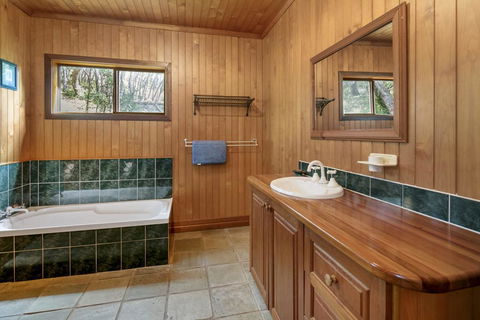 Alinjarra - 13 Waller Court - South Australia Travel 1