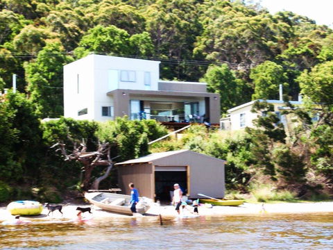 Amazing Ansons Bay Absolute Waterfront Beach House - South Australia Travel 0