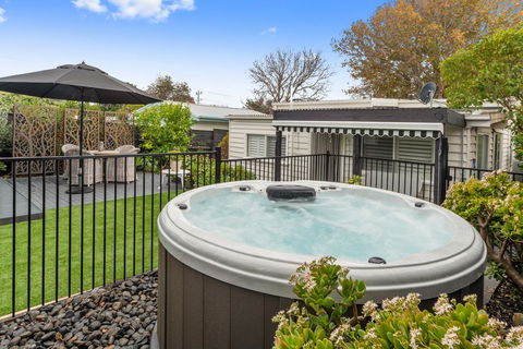 Amber Cottage, Luxury Seaside Retreat With Outdoor Spa! - South Australia Travel 1