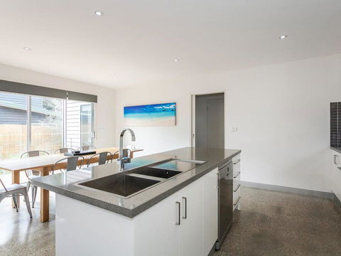 ANGLE BY THE SEA - Anglesea - South Australia Travel 1