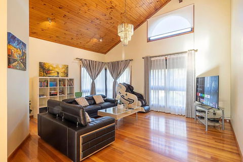 Magnificent Eltham House With Stunning View - South Australia Travel 0