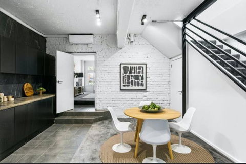 MANHATTAN STYLE 3 STORY LUXURY IN ST PETERS - South Australia Travel 1