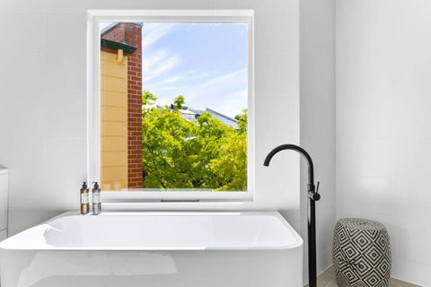 MANHATTAN STYLE 3 STORY LUXURY IN ST PETERS - South Australia Travel 2