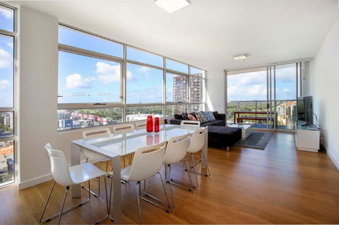 Moore To See - Modern And Spacious 3BR Zetland Apartment With Views Over Moore Park - South Australia Travel 0