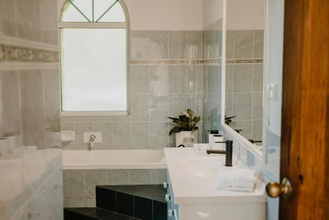 Misty Mountain Manor - South Australia Travel 3