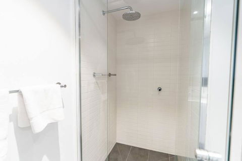 Modern 1 Bed Opposite Racecourse - South Australia Travel 3