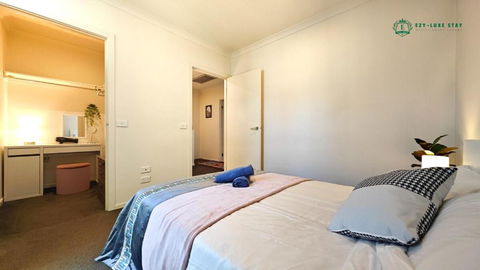 Modern 2-Bedroom Townhouse Near DFO & RMIT - South Australia Travel 3