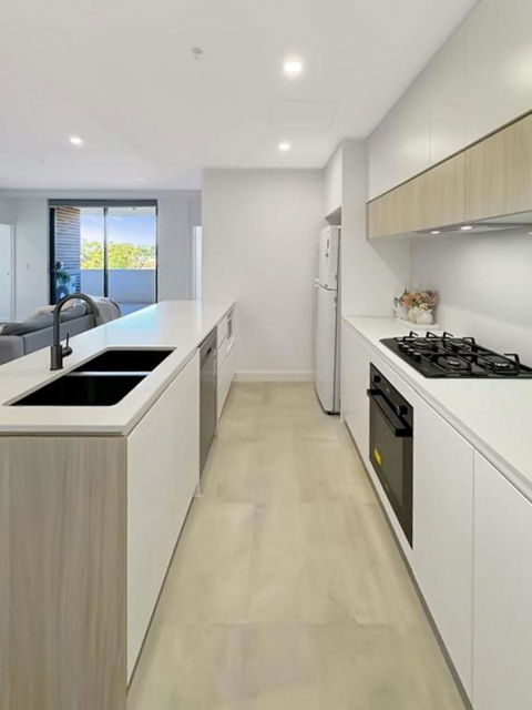 Modern 2BR Suite With Balcony & Parking Near Airport - South Australia Travel 1