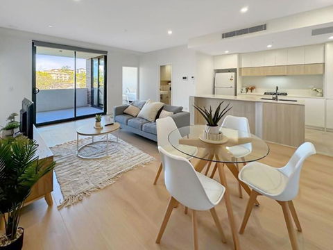 Modern 2BR Suite With Balcony & Parking Near Airport - South Australia Travel 0