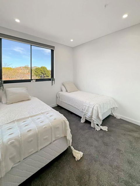 Modern 2BR Suite With Balcony & Parking Near Airport - South Australia Travel 3