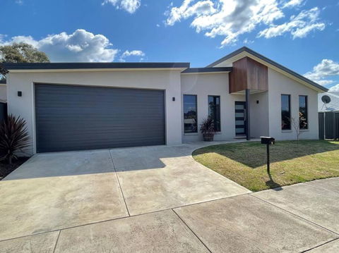 Modern Home Away From Home - South Australia Travel 0