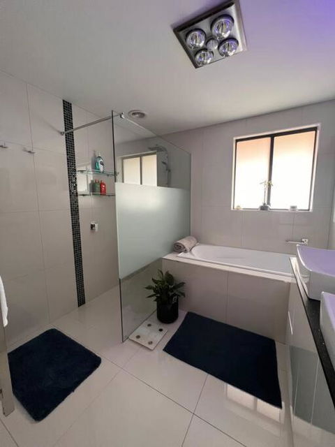 Modern Light Filled Home Near Beaches - South Australia Travel 1