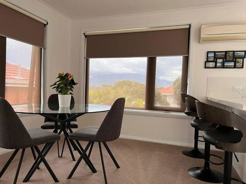 Modern Light Filled Home Near Beaches - South Australia Travel 3