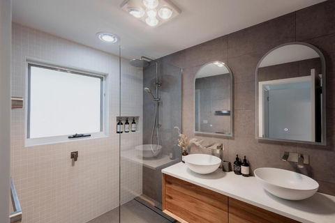 Modern Refurbished Unit In Charming Bellerive - South Australia Travel 1