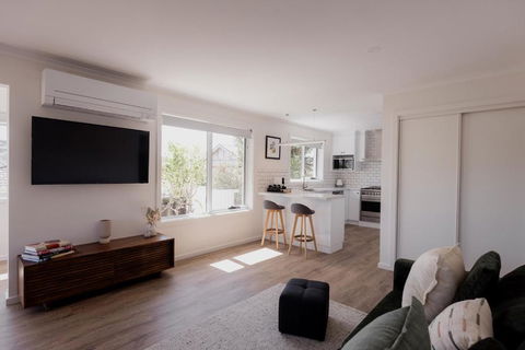 Modern Refurbished Unit In Charming Bellerive - South Australia Travel 2