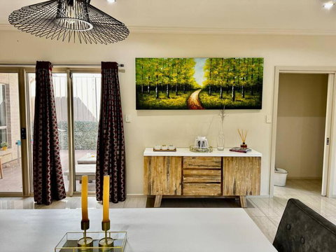 Morden Elegant 4 Bedroom House - South Australia Travel 0