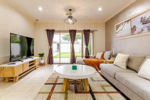 Morden Elegant 4 Bedroom House - South Australia Travel 1