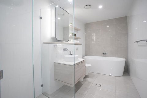 New Beachfront Sky Suite Surfers - South Australia Travel 0