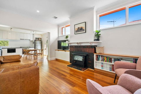 New Town Bungalow - A Leafy Family Haven - South Australia Travel 0