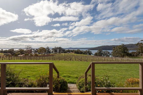 Norfolk Bay Retreat - Views Over The Sea And Vines - South Australia Travel 1