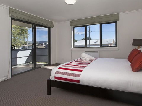 Northview 2 - Modern 2BR Townhouse L Lake View L Central Location L Spa Bath L WiFi - South Australia Travel 1