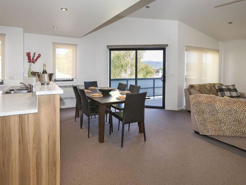 Northview 2 - Modern 2BR Townhouse L Lake View L Central Location L Spa Bath L WiFi - South Australia Travel 2