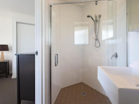 Northview 2 - Modern 2BR Townhouse L Lake View L Central Location L Spa Bath L WiFi - South Australia Travel 3