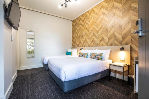 Nightcap At Sylvania Hotel - South Australia Travel 1