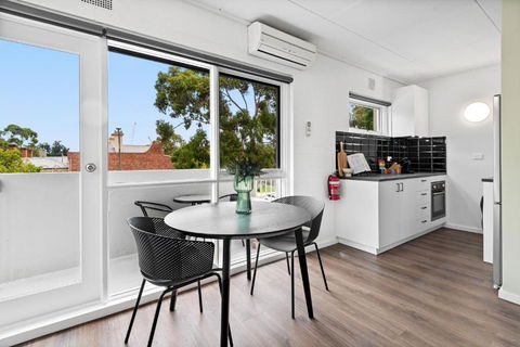 Peaceful 1-Bed Apartment Near The City Centre - South Australia Travel 2
