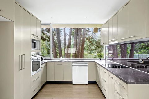 Quaint Queen Room - Central Location At Pymble - Shared Bathroom - South Australia Travel 2