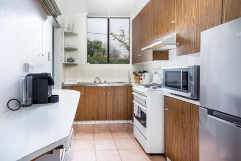 Quiet 2BR Apartment With Garden Views In Griffith - South Australia Travel 2