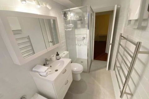 Quiet 2BR Apartment With Garden Views In Griffith - South Australia Travel 3