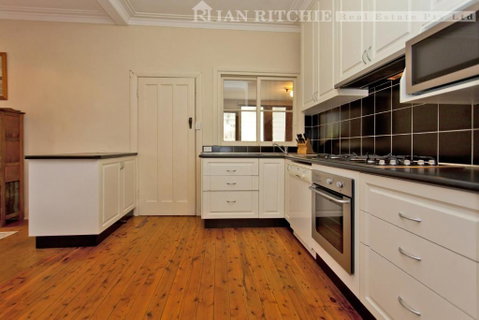 Red Brick Beauty - Central Cottage - South Australia Travel 1