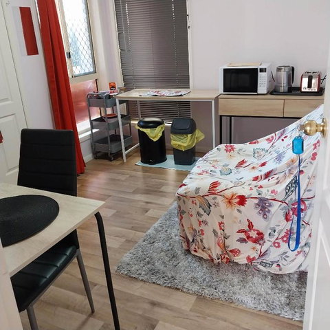 Red Cottage FEMALE ONLY BUDGET STAYS With Bedroom Plus Private Kitchenette Room - South Australia Travel 1