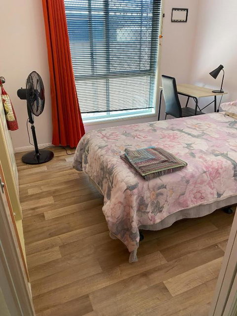 Red Cottage FEMALE ONLY BUDGET STAYS With Bedroom Plus Private Kitchenette Room - South Australia Travel 0