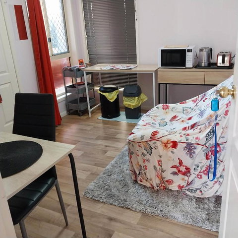 Red Cottage FEMALE ONLY BUDGET STAYS With Bedroom Plus Private Kitchenette Room - South Australia Travel 3