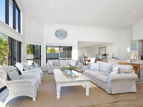 Beach 'Shac' On Parkway - South Australia Travel 0