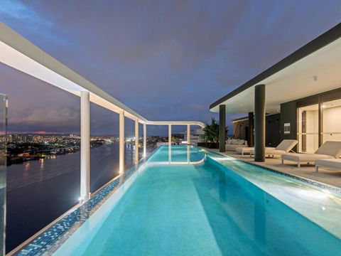 Rivello Apartments - Free Secure Car Park, 6km To City, Ferry Terminal, Eat Street, Rooftop Pool, Sauna, Portside Dinning - South Australia Travel 0