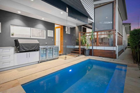 Redcliffe CBD Family Beach House - South Australia Travel 0