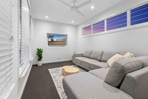 Redcliffe CBD Family Beach House - South Australia Travel 2