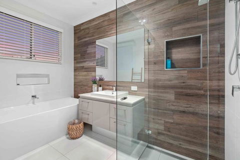 Redcliffe CBD Family Beach House - South Australia Travel 3