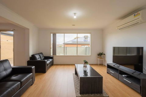 Relaxing Family Home In The Heart Of Tarneit - South Australia Travel 0