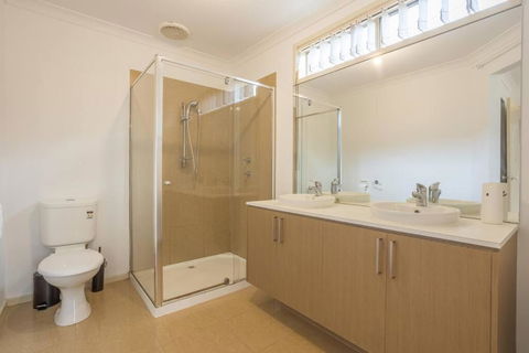 Relaxing Family Home In The Heart Of Tarneit - South Australia Travel 1