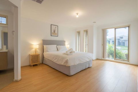 Relaxing Family Home In The Heart Of Tarneit - South Australia Travel 3