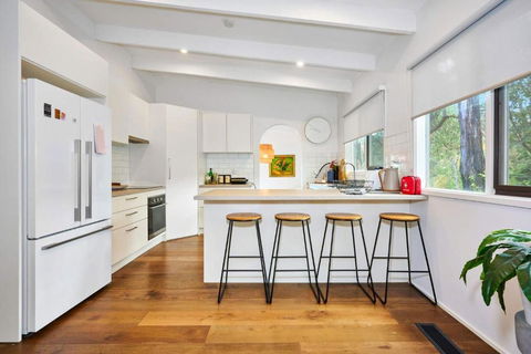 Renovated 5 Bedroom Retreat With Deck Fireplace - South Australia Travel 0